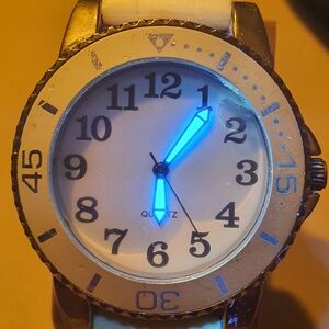 🦋10/$20🦋 Silver/White Silicone Diver Style Women's Watch